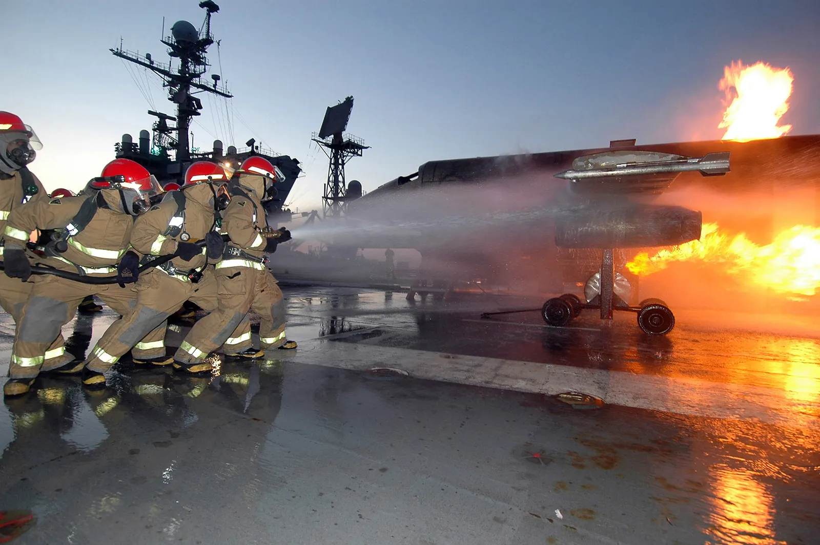 4 firefighters put out a plane fire